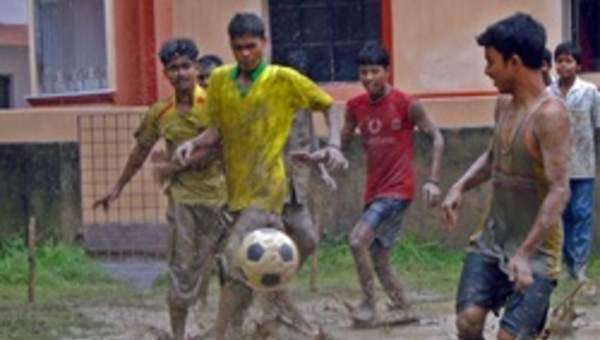 Fútbol bajo la lluvia