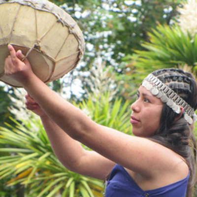 Mujer mapuche tocando el kultrún
