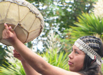 Mujer mapuche tocando el kultrún
