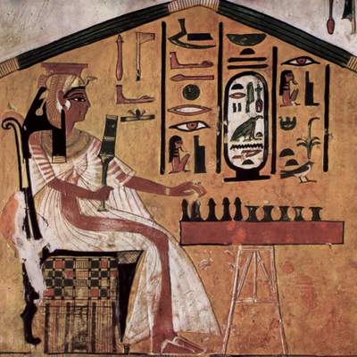 Nefertari jugando