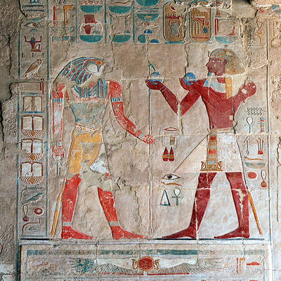 Thumtosis II presentando una ofrenda a Horus en el templo de Hathsepsut